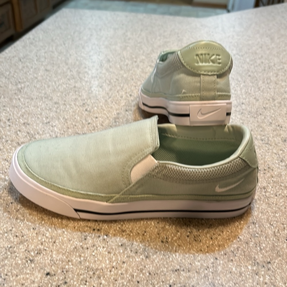 NWOB Nike slip on sneakers Size 7.5M. - Picture 3 of 9